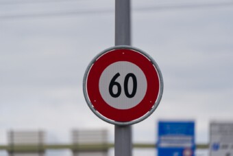 1 km/órás sebességtúllépésből lett milliós tétel