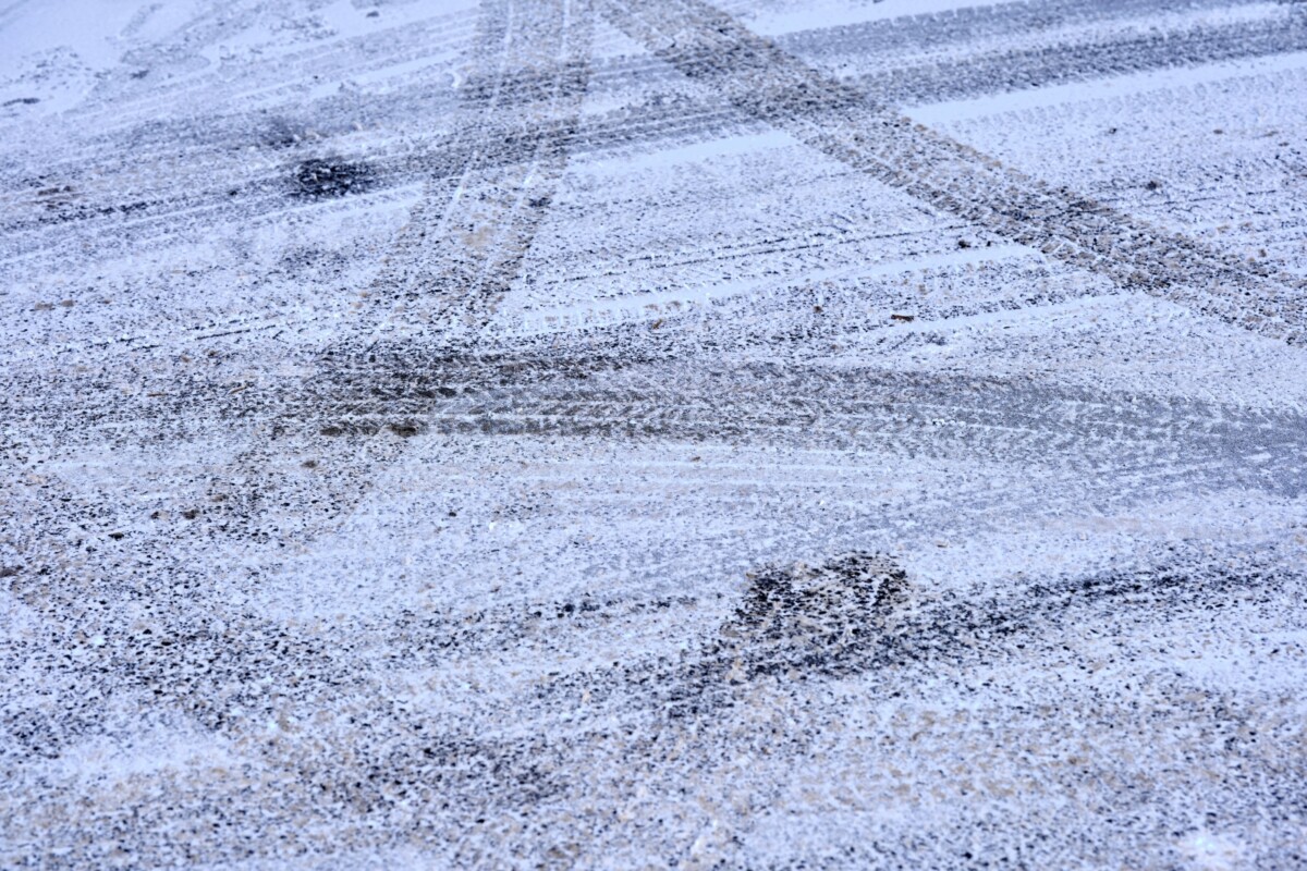 Tornateremben éjszakáztak az autósok, mert a hó miatt nem tudtak továbbmenni