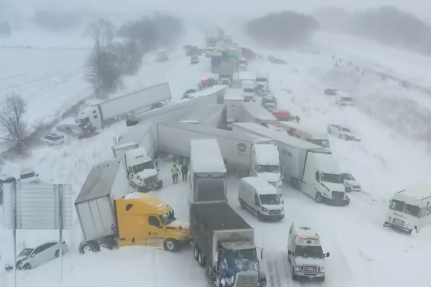 Tömegbaleset az USA-ban: 100 jármű tört össze