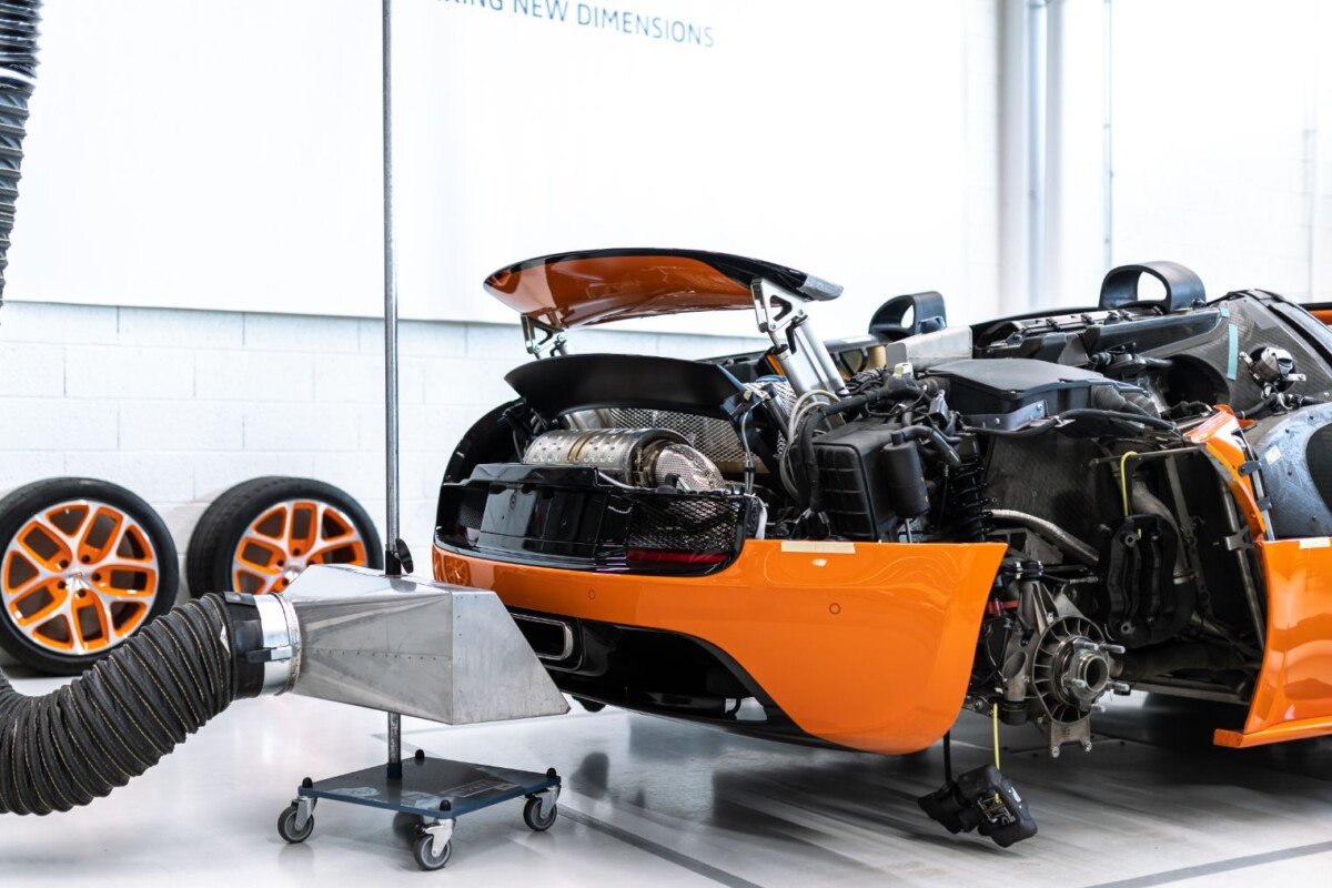 Szédítő összeget éget el a Bugatti átlagautóként