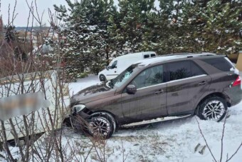 Ész nélkül roncsderbiző mercist fogtak a hóban, a rendőrök is csak pislogtak