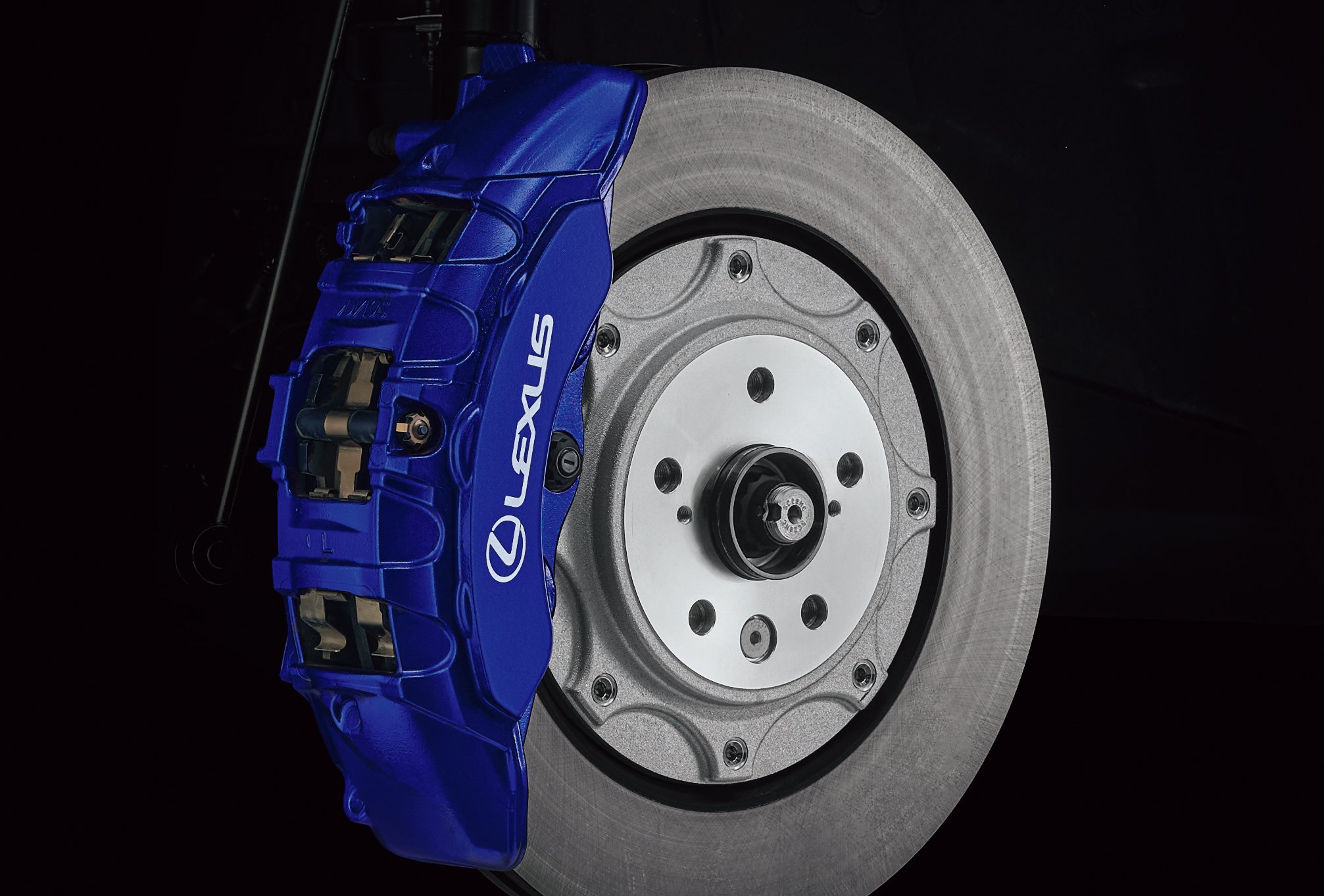 Felhergelte villanyautóját a Lexus 8