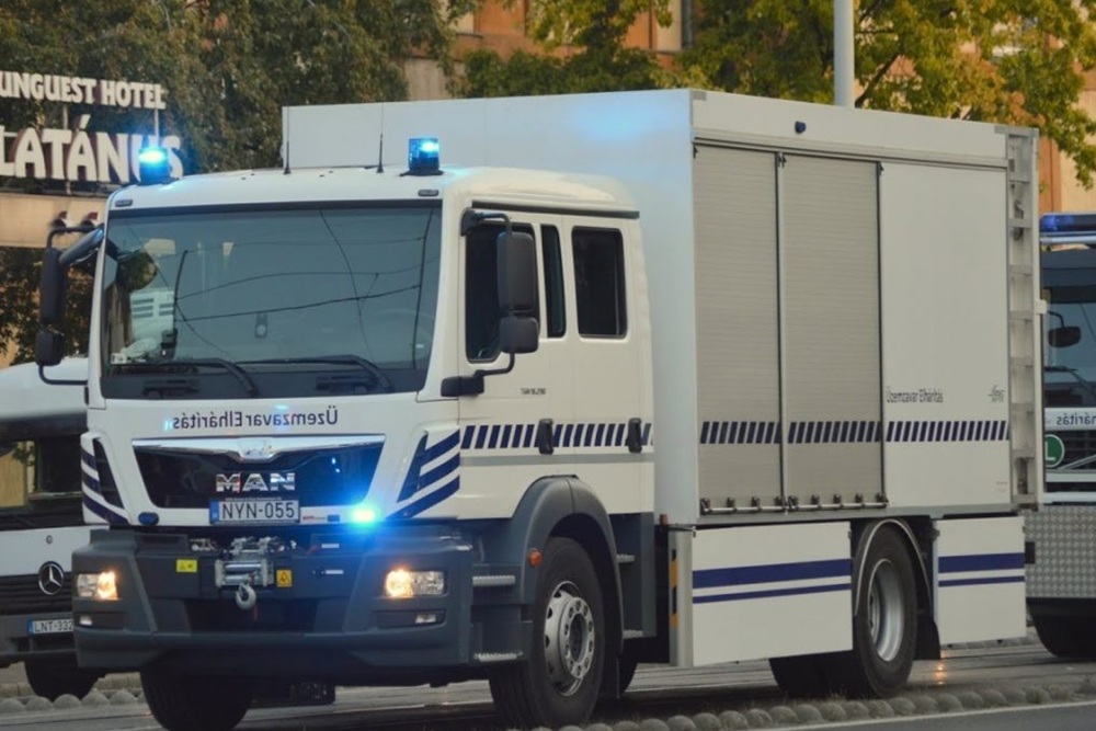 Ha ilyen teherautót látsz, el kell engedned