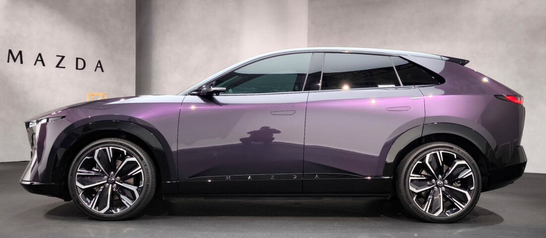 66 centis tévével jön a Mazda új villanyautója