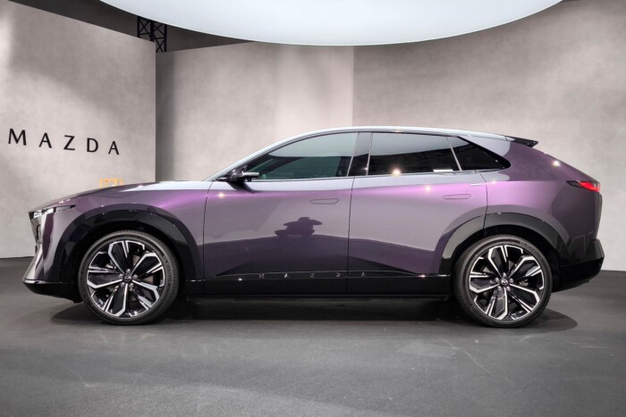 66 centis tévével jön a Mazda új villanyautója 7 66 centis tévével jön a Mazda új villanyautója 7