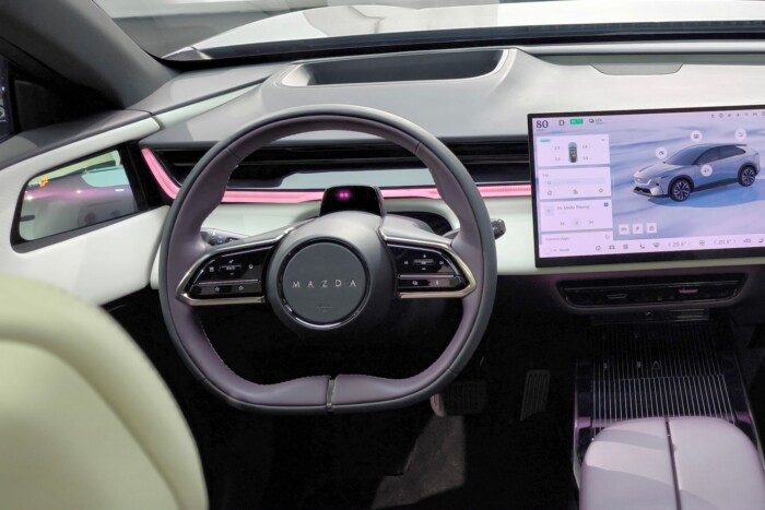 66 centis tévével jön a Mazda új villanyautója 16 66 centis tévével jön a Mazda új villanyautója 16