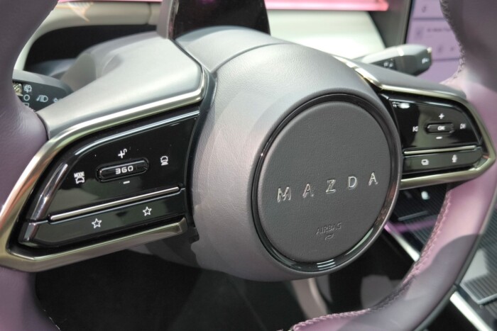 66 centis tévével jön a Mazda új villanyautója 11 66 centis tévével jön a Mazda új villanyautója 11