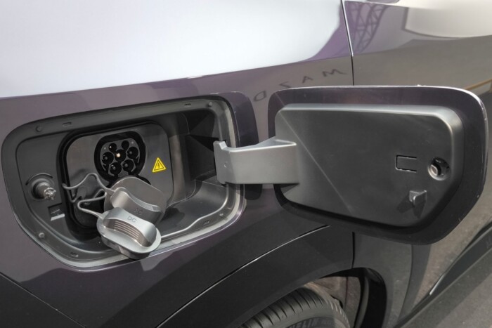 66 centis tévével jön a Mazda új villanyautója 14 66 centis tévével jön a Mazda új villanyautója 14