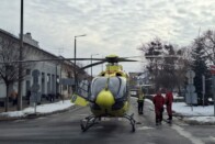 Elszállt egy autó Gyöngyösön, brutálisat tarolt 1