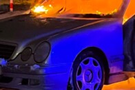Égő autóval gurult a modern ember hülyesége egy benzinkútra 1