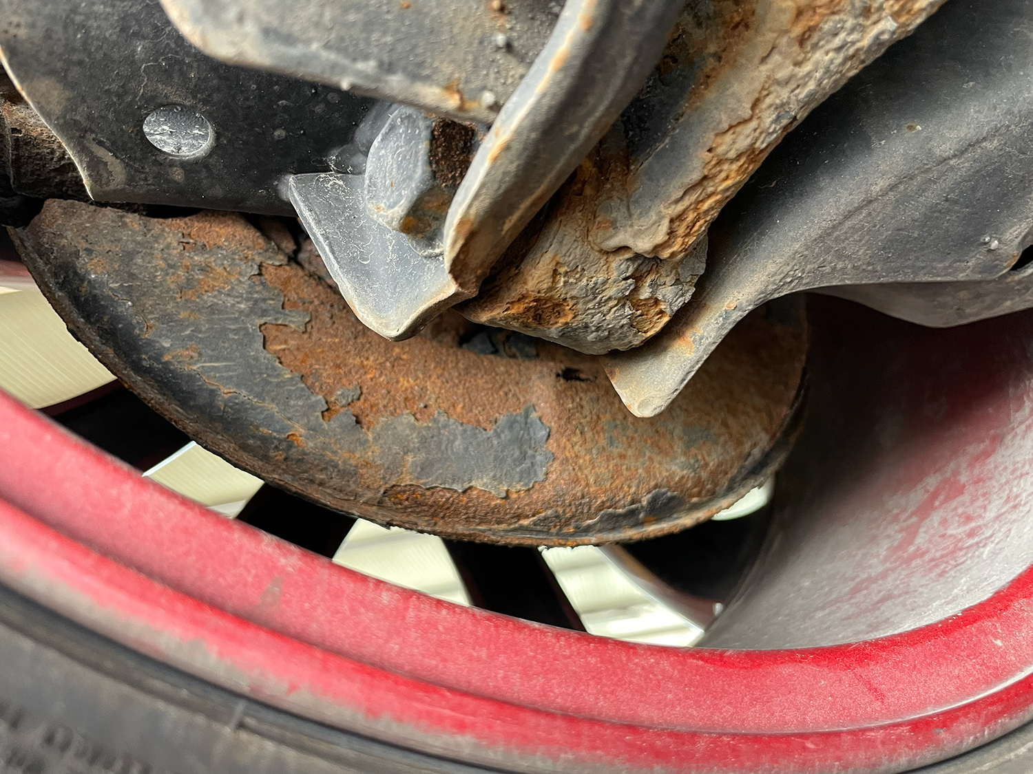 Életveszélyesre rohadt Nissant adott el a kereskedés, a vevő mégis pert vesztett 6