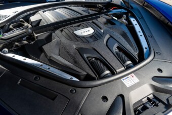 Egy modern luxusgép abszurditása: a fél autót szét kell borítani a szűrőcseréhez