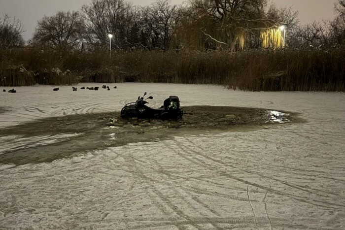 Quaddal hajtottak rá a befagyott monori tóra – naná, hogy beszakadt a jég 1 Quaddal hajtottak rá a befagyott monori tóra – naná, hogy beszakadt a jég 1