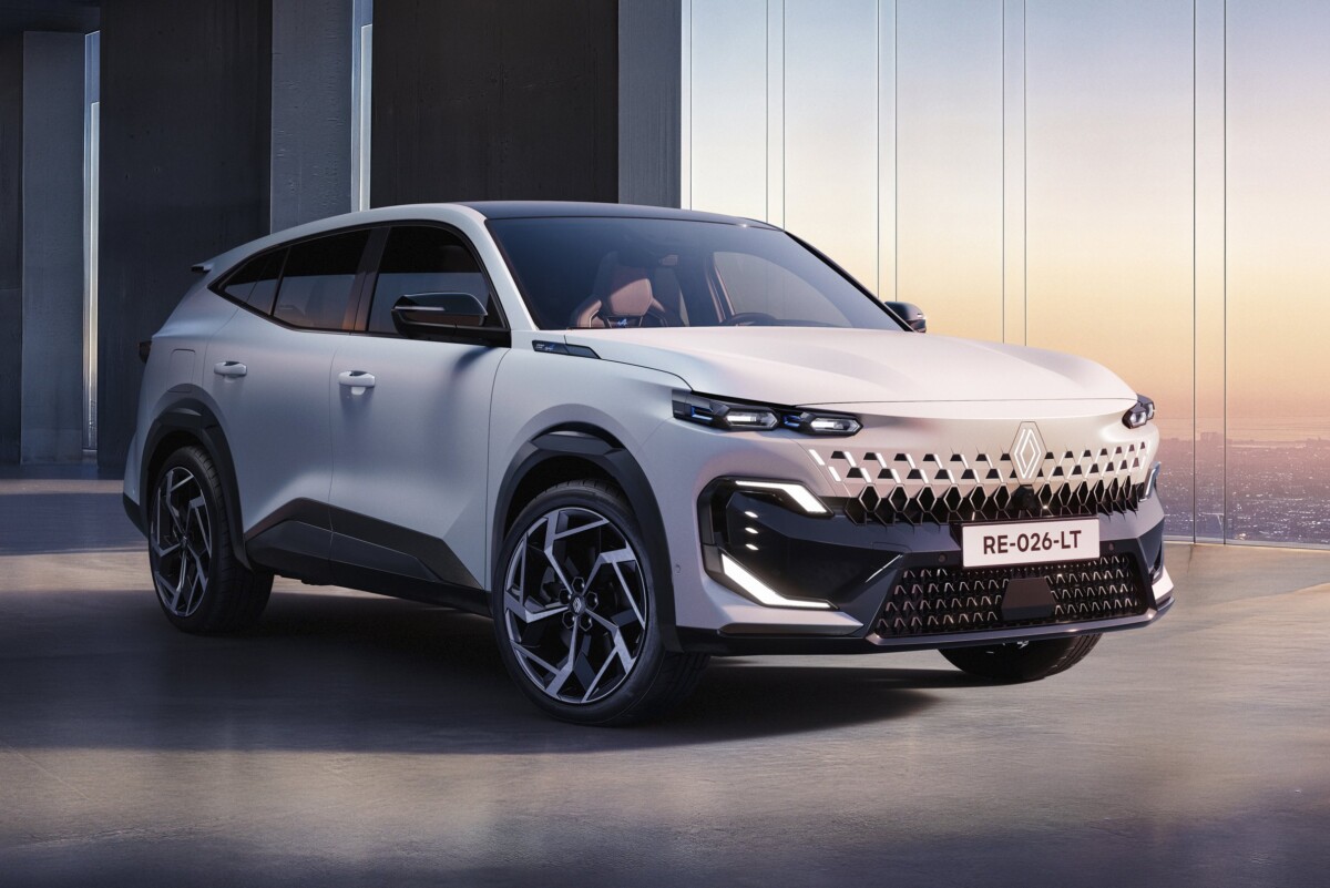 Hatalmas hibriddel bővít a Renault