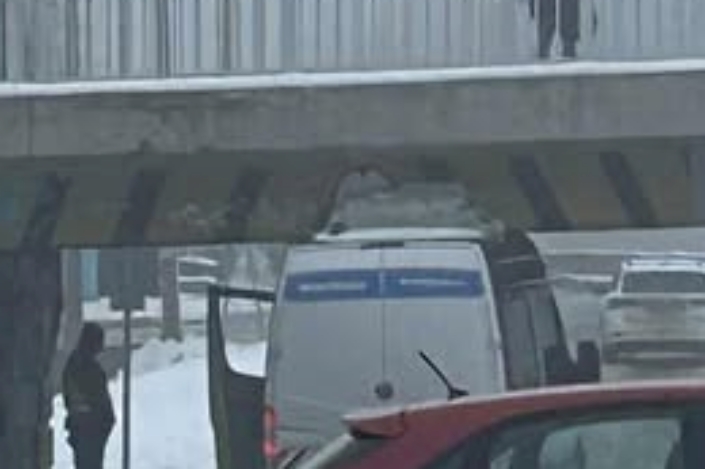 Híd alá szorult a rendőrség egyik járműve