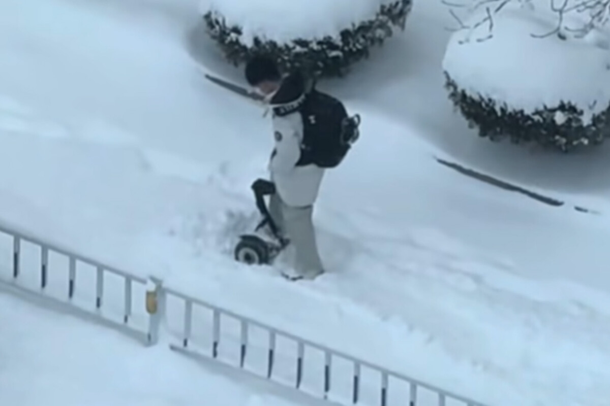 Egy rolleres heroikus küzdelme a hóval szépen mutatja be, hol tart a világ