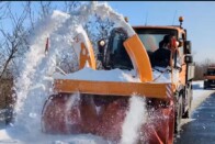 Tornateremben éjszakáztak az autósok, mert a hó miatt nem tudtak továbbmenni 1