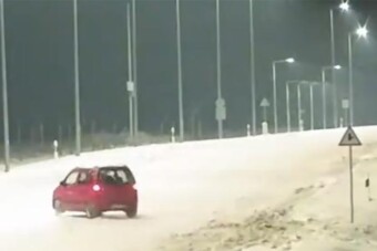 Havas út, nagy arc: az árokból kellett kikaparni a Suzukit Gödön