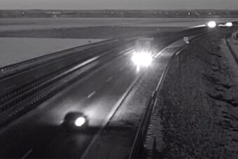 Letarolta a vakegér az előtte haladót az M86-oson