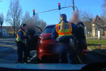 Videón, ahogy a békéscsabai rendőrnő kirángatta a kocsijából a pofátlan sofőrt