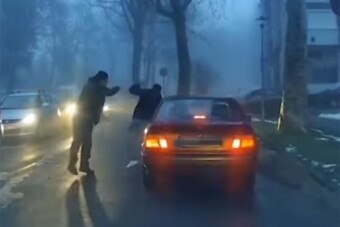 Az út közepén rendezett látványos cicaharcot két autós Nagykanizsán