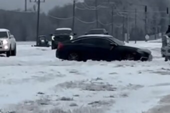 Bepöccentek a rendőrök, büntetéssel fenyegetik a hóban elakadó autósokat