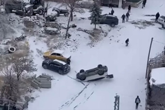 A törököknél is tombol a tél: tetőre borított autó szánkózott le a domboldalon