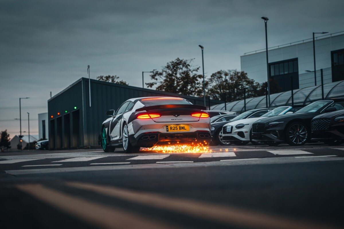 Füst és csikorgó gumik – így még sosem bántak Bentleyvel
