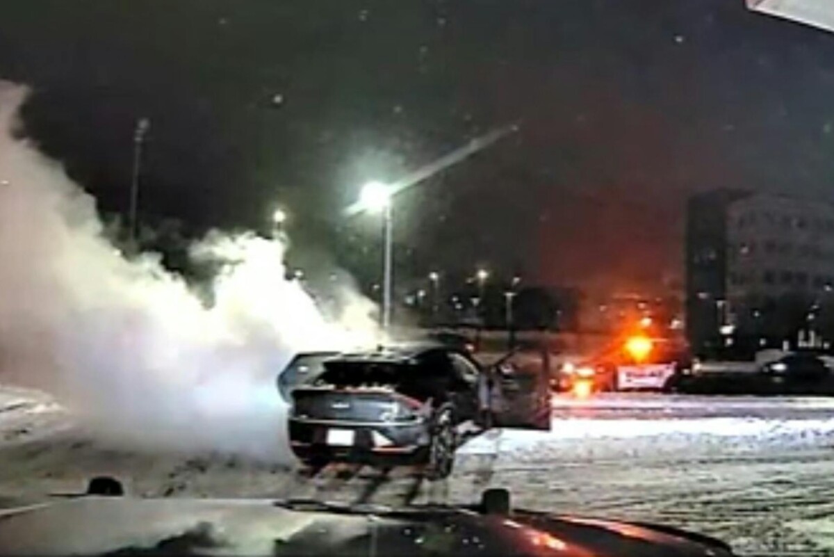 Ezek a tűzoltók tudják hogy küzdjenek meg az égő villanyautók poklával