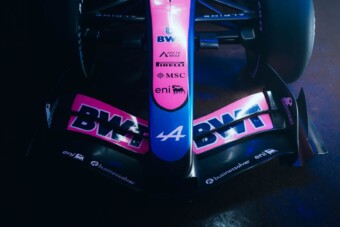 Luxushajón leplezték le a legújabb F1-es autót