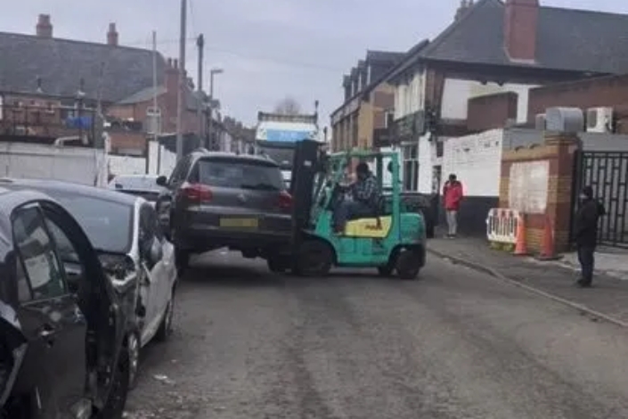 Elállta az utat egy autó, de jött a targoncás, és lazán megoldotta