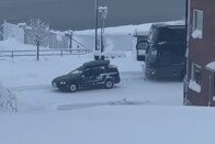 Gond nélkül kimentett a hó fogságából egy 40 tonnás kamiont a hazai terepjárós 2