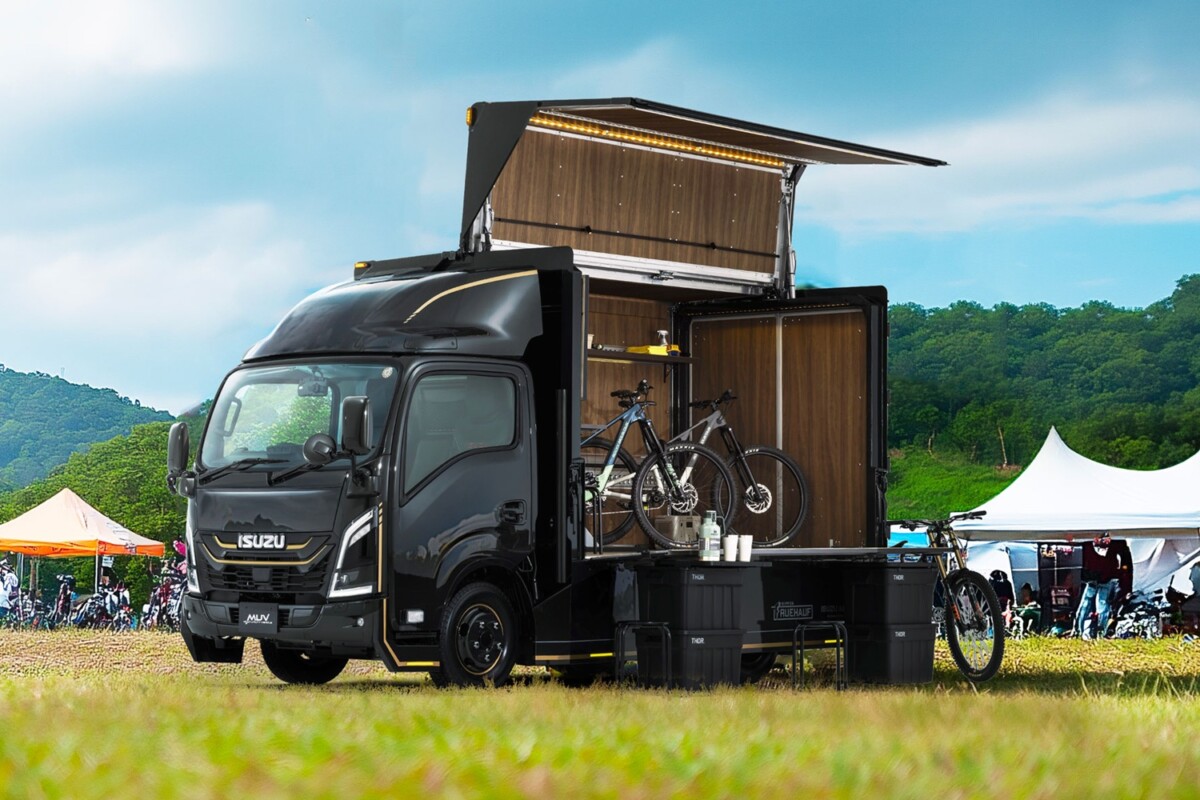 Hangulatos nappalit hordoz ez a teherautó