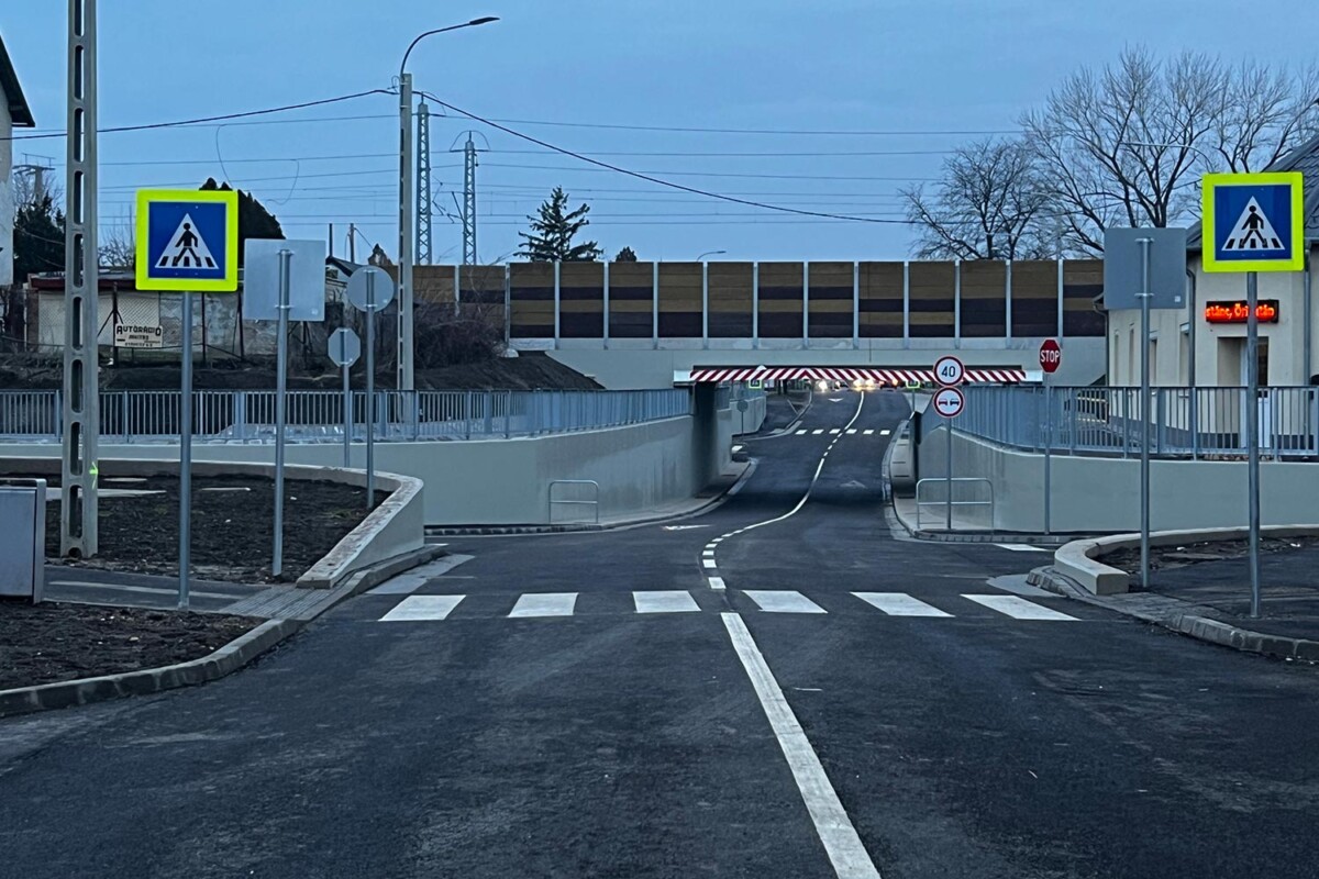 Magyar abszurd: lakossági kordonbontás után átadják a felújított autós aluljárót