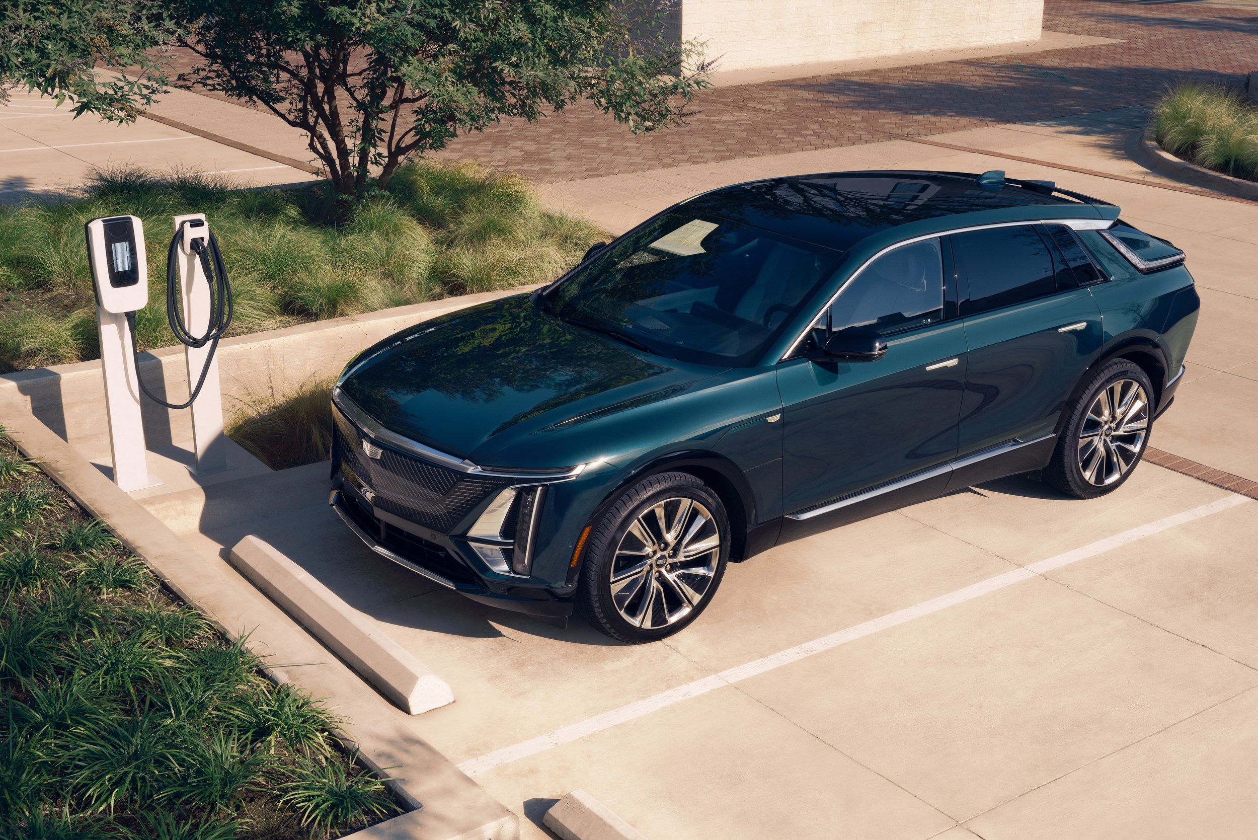 2025 Cadillac LYRIQ | Vezess