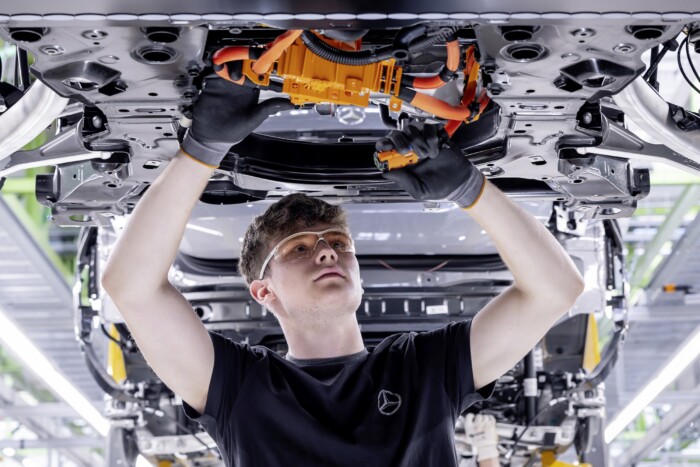 Óriási jutalmat oszt szét dolgozói között a Mercedes 7