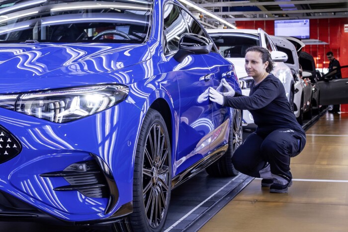 Óriási jutalmat oszt szét dolgozói között a Mercedes 8