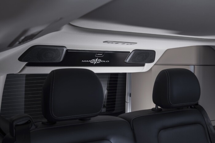 Lakást zsúfoltak a Mercedes buszába 7