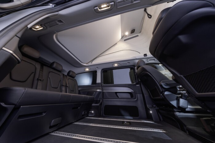 Lakást zsúfoltak a Mercedes buszába 8