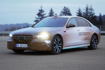 Sofőrös Mercedes limuzin jön, sofőr nélkül