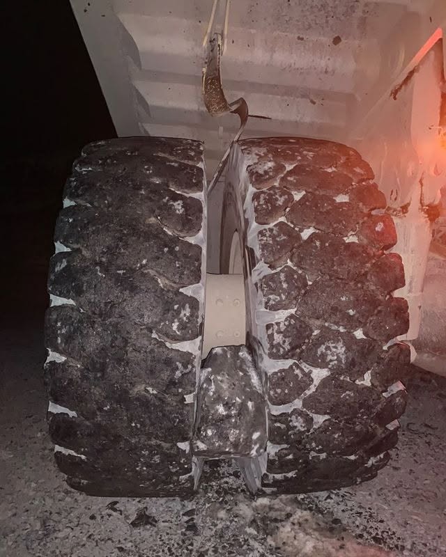 Ezért lóg kemény acélrúd a bányadömperek hátulján 5