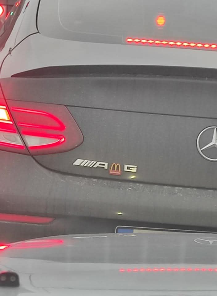 Egy mercis jópofa módon változtatta meg autóján a típusjelzést 1