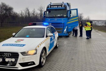 Szétcsaptak a trükköző kamionosok között az M5-ösön