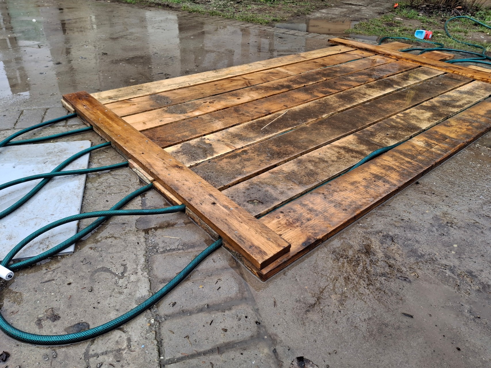 Amatőr, de zseni módon védi sózás után kocsiját egy hazai autós 2