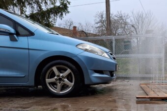 Amatőr, de zseni módon védi sózás után kocsiját egy hazai autós