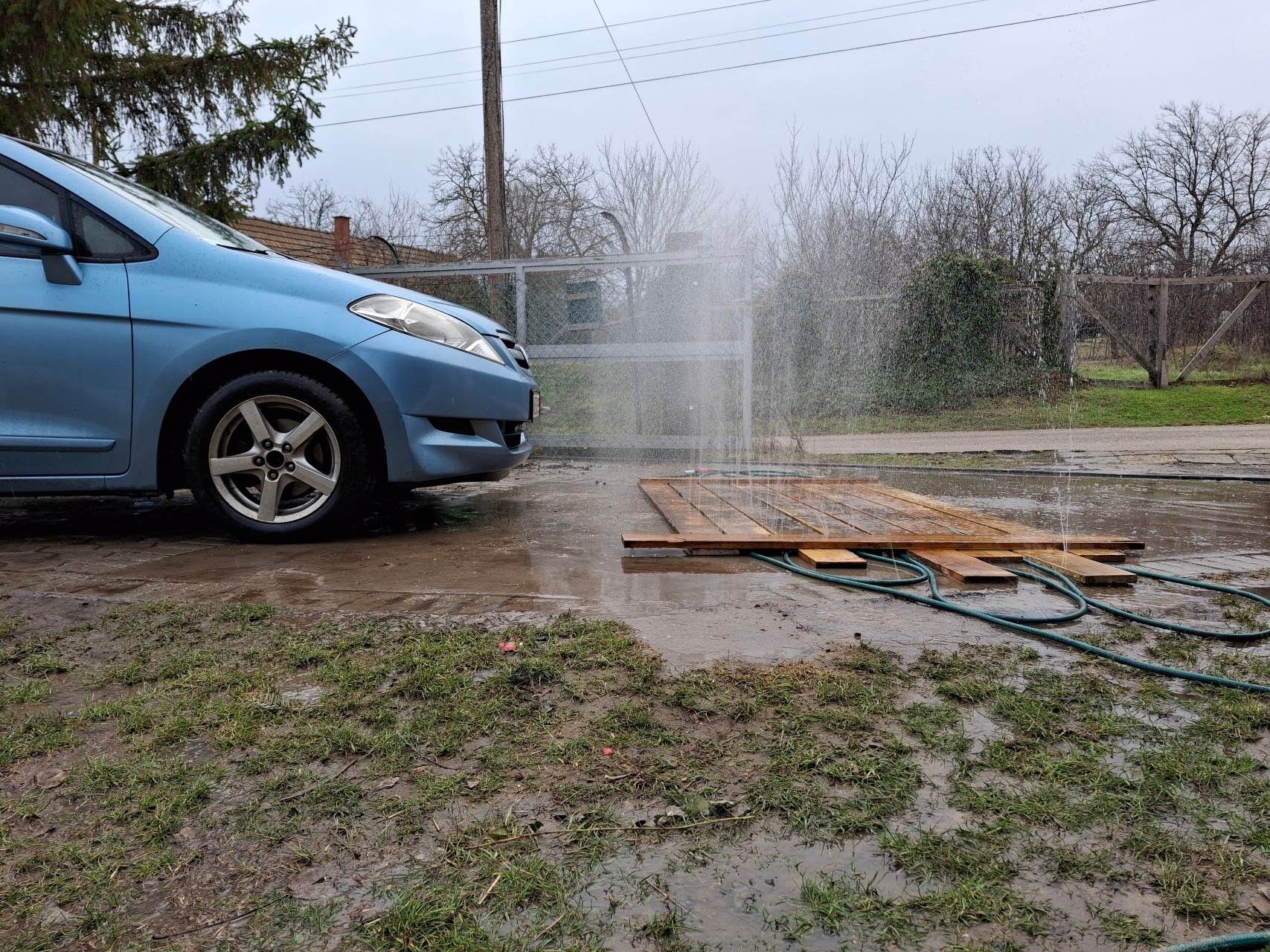 Amatőr, de zseni módon védi sózás után kocsiját egy hazai autós 1