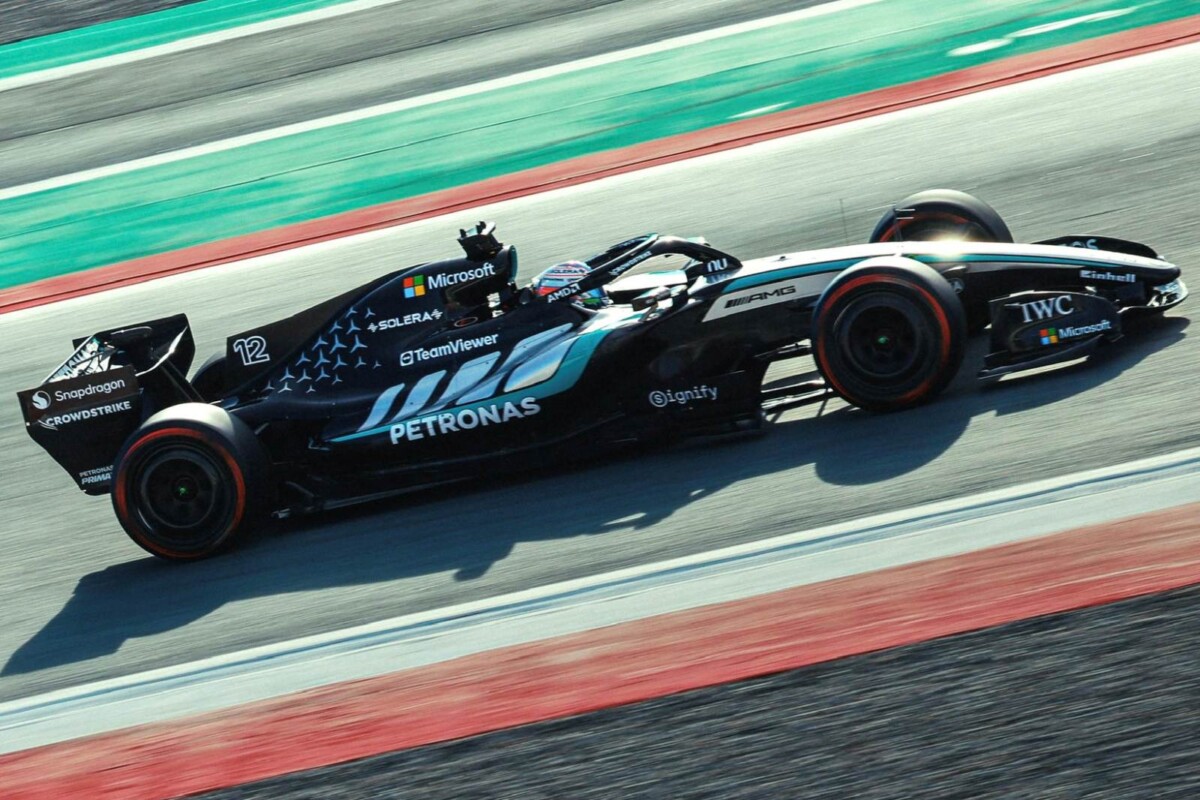 Autóbalesetet szenvedett a Mercedes F1-pilótája