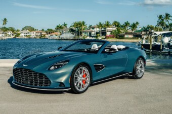 Szegény gyerekeket visz iskolába ez az autó