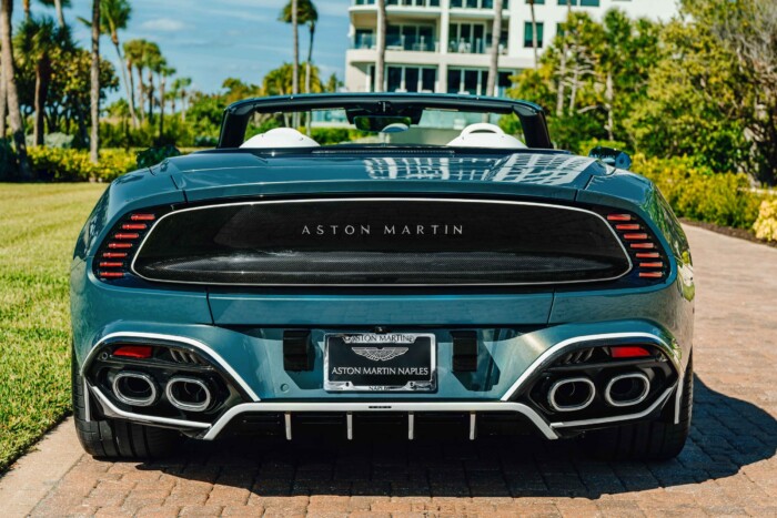 Szegény gyerekeket visz iskolába ez az autó 6