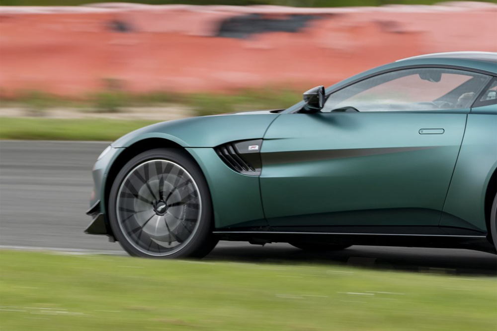 Forma-1 ihletésű Aston Martin csapódott buszmegállóba Győrben